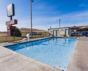 Bazén v ubytování Quality Inn & Suites Goldendale nebo v jeho okolí