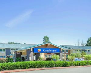 a sign for a comfort inn in front of a building at Comfort Inn Kirkland in Kirkland