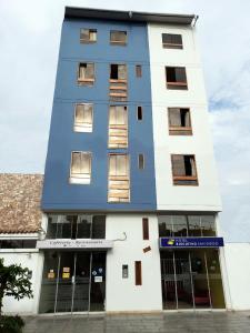 un edificio azul y blanco con ventanas en Hotel Ejecutivo San Diego en Trujillo