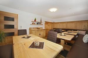Villa Seceda في سيلفا دي فال جاردينا: غرفة طعام مع طاولات وكراسي خشبية