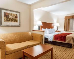 um quarto de hotel com uma cama e um sofá em Quality Inn & Suites em Eau Claire