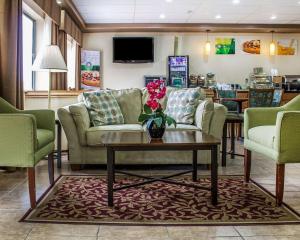 a lobby with a couch and a table with flowers on it at Quality Inn in Manitowoc