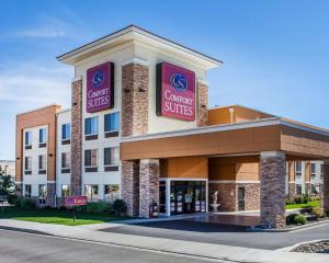 ウェナチーにあるComfort Suites Wenatchee Gatewayの商業スイートホテルの正面の景色を望めます。