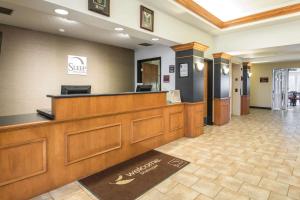 Fuajee või vastuvõtt majutusasutuses Sleep Inn & Suites Sheboygan I-43