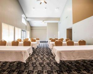 ミルウォーキーにあるRodeway Inn & Suites Milwaukee Airportのテーブルと椅子が並ぶ部屋