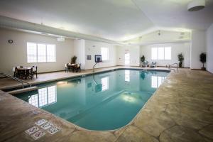 สระว่ายน้ำที่อยู่ใกล้ ๆ หรือใน Sleep Inn & Suites Conference Center Eau Claire