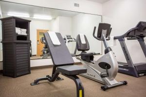 un gimnasio con máquinas de correr y una cinta de correr en Sleep Inn & Suites Conference Center Eau Claire, en Union