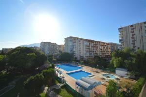 ベナルマデナにあるPrecioso apartamento Benalmadena!!!の市街のスイミングプールの上面