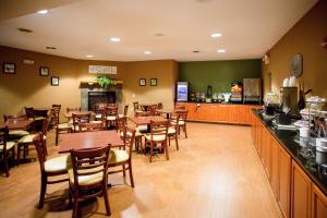 Un restaurant u otro lugar para comer en Sleep Inn & Suites Conference Center