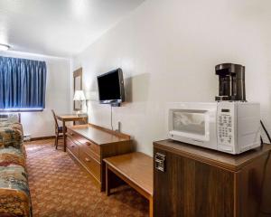 Sjónvarps- og/eða afþreyingartæki á Rodeway Inn & Suites Madison Airport