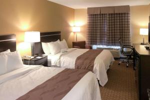 Кровать или кровати в номере Quality Inn & Suites Sun Prairie Madison East