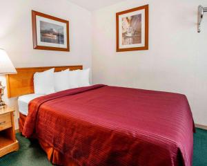 Кровать или кровати в номере Quality Inn & Suites Bremerton near Naval Shipyard