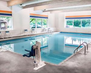 Swimming pool sa o malapit sa Quality Inn Rhinelander