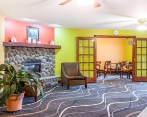 una sala de espera en un hospital con chimenea de piedra en Econo Lodge Inn & Suites Eau Claire, en Eau Claire