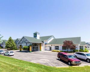 un edificio con coches estacionados en un estacionamiento en Quality Inn & Suites Stoughton - Madison South, en Stoughton