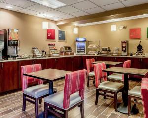En restaurant eller et spisested på Comfort Inn & Suites Grafton-Cedarburg