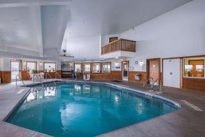 una gran piscina de agua azul en un edificio en Quality Inn & Suites Belmont Route 151, en Belmont
