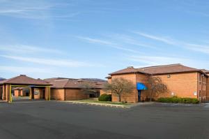 una fila de edificios de ladrillo en un estacionamiento en Quality Inn Summersville, en Summersville