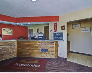 a front desk of a fast food restaurant at Econo Lodge Near Bluefield College in Bluefield