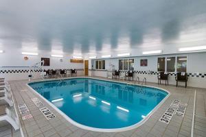 una piscina en medio de una habitación de hotel en Comfort Inn Barboursville near Huntington Mall area, en Barboursville