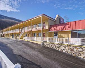 a large yellow building with a road in front of it at Econo Lodge Near Bluefield College in Bluefield