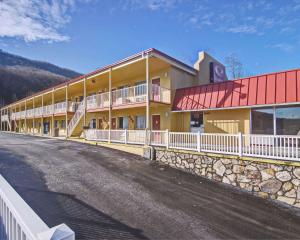 um grande edifício amarelo com uma estrada em frente em Econo Lodge Near Bluefield College em Bluefield