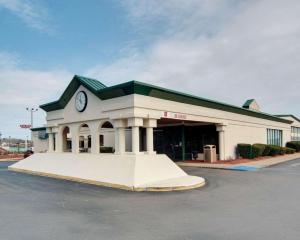 ein Gebäude mit einer Uhr auf der Vorderseite in der Unterkunft Quality Inn Beckley in Beckley