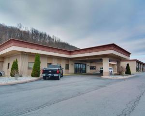 a truck parked in a parking lot in front of a building at Quality Hotel and Conference Center in Cumberland Heights