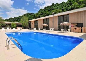 a large blue swimming pool in front of a building at Quality Hotel and Conference Center in Cumberland Heights