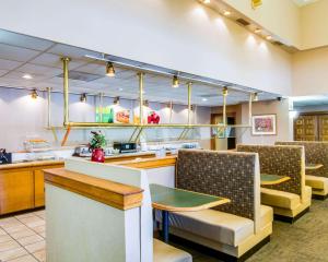 un restaurante con sillas, una mesa y una barra en Quality Hotel and Conference Center, en Cumberland Heights