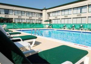 una gran piscina frente a un edificio en Quality Inn Beckley, en Beckley