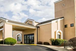 un gran edificio con una calle delante en Sleep Inn Beaver- Beckley, en Beaver