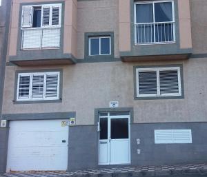 un edificio con dos puertas y un garaje en Apartamento "La casa de la Playa" con wifi y 3 dormitorios, en Arinaga