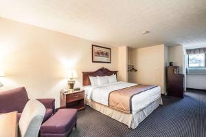 Foto da galeria de Rodeway Inn and Suites - Charles Town,WV em Charles Town