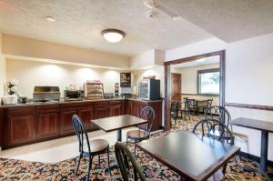 une chambre avec des tables et des chaises ainsi qu'une cuisine dans l'établissement Rodeway Inn and Suites - Charles Town,WV, à Charles Town