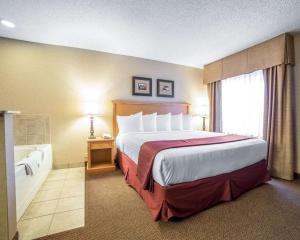 Cette chambre comprend un grand lit et une fenêtre. dans l'établissement Quality Inn & Suites Casper near Event Center, à Casper