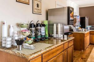 uma cozinha com uma bancada com uma bancada com uma bancada de lado em Quality Inn Evanston near Wyoming Downs em Evanston