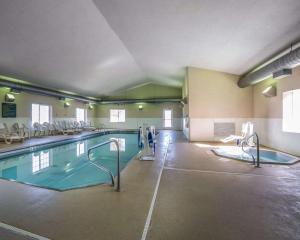 een groot binnenzwembad in een gebouw bij MainStay Suites Casper in Casper