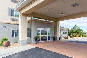 道格拉斯Sleep Inn & Suites Douglas的鲜花建筑的前门