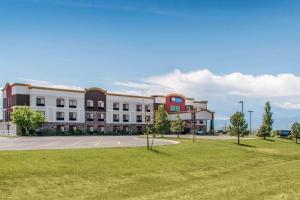 een groot gebouw met een park ervoor bij Comfort Inn & Suites Sheridan in Sheridan