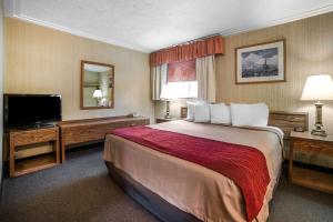 Tempat tidur dalam kamar di Rodeway Inn Pronghorn Lodge