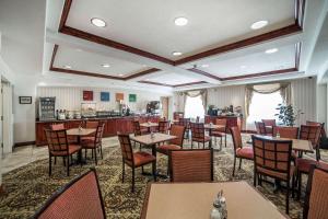 Comfort Inn & Suites Rock Springs-Green River في روك سبرينغز: مطعم بطاولات وكراسي ومطبخ