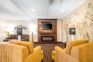 Sleep Inn & Suites Douglas的电视和/或娱乐中心