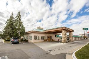 a building with a car parked in a parking lot at Quality Inn in Rock Springs