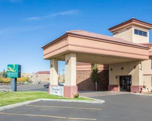 un edificio con un cartel delante en Quality Inn & Suites Casper near Event Center, en Casper