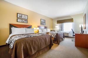 Sleep Inn & Suites Douglas客房内的一张或多张床位