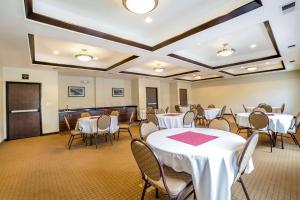 道格拉斯Sleep Inn & Suites Douglas的一间摆放着白色桌椅的会议室 更多22张照片
