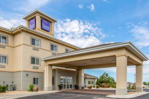 道格拉斯Sleep Inn & Suites Douglas的一座酒店大楼,上面有一个钟