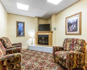Comfort Inn & Suites Rawlins tesisinde bir oturma alanı