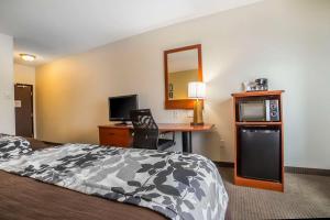 Sleep Inn & Suites Douglas客房内的一张或多张床位